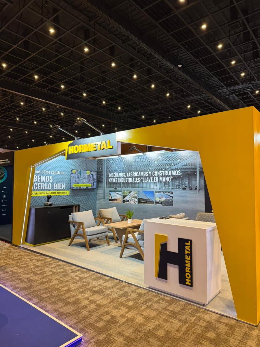 Stand de exposición con mostrador y sala de estar