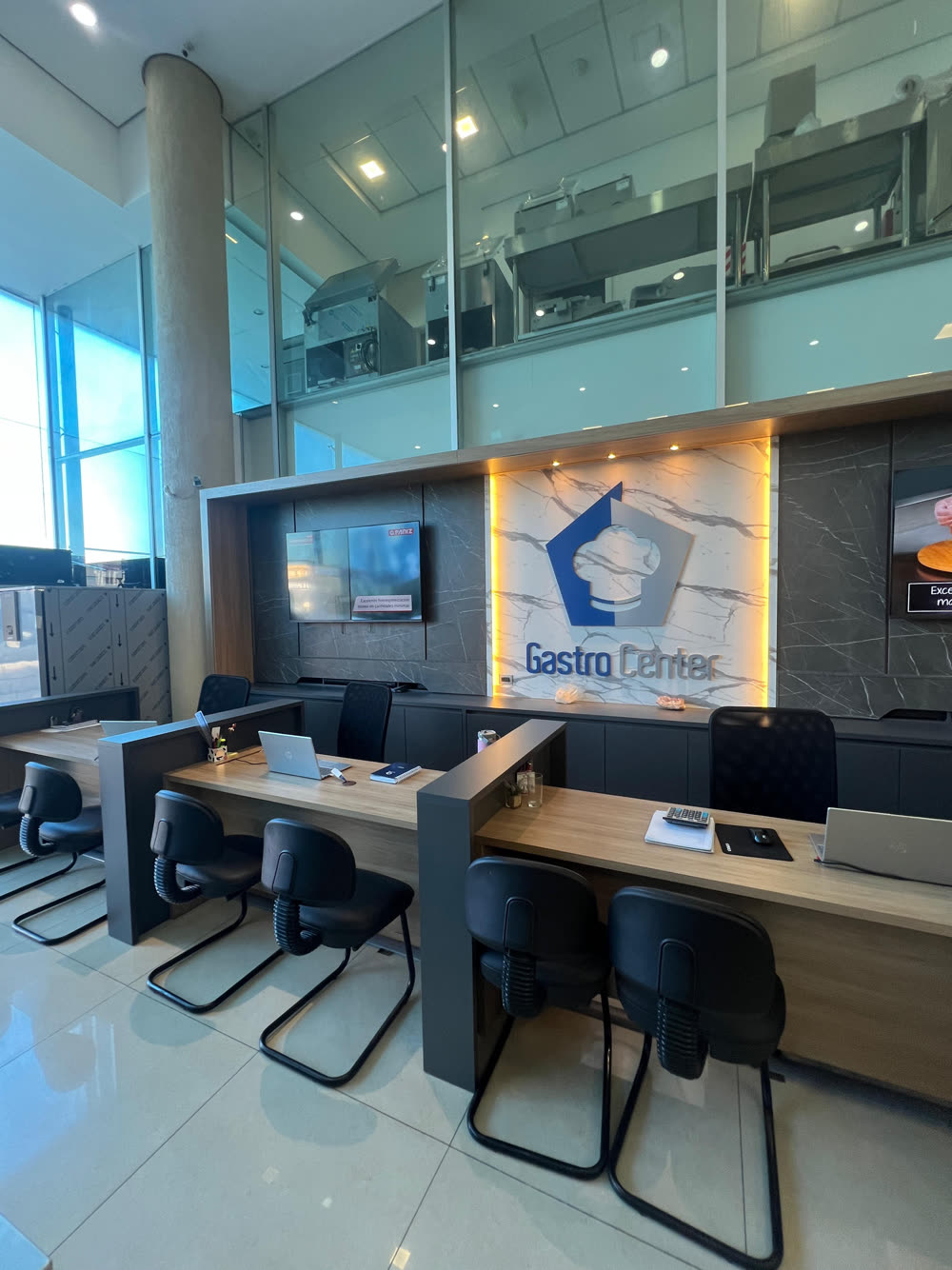 Oficina comercial con escritorios y pantallas