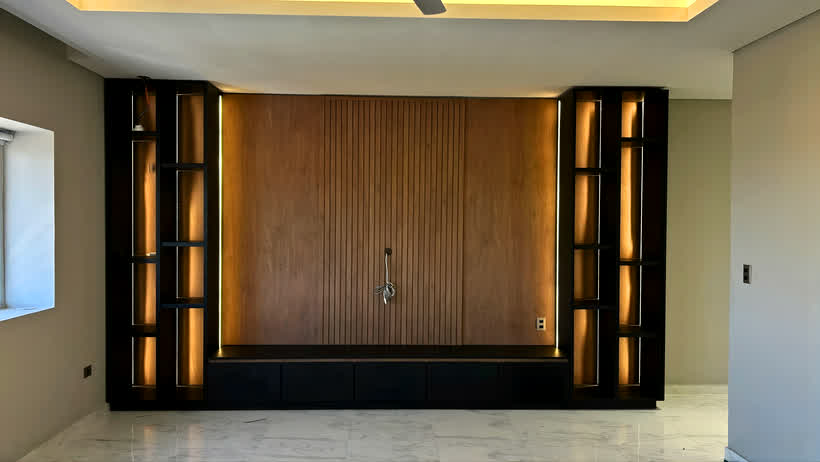 Mueble de madera con vitrinas iluminadas a los lados