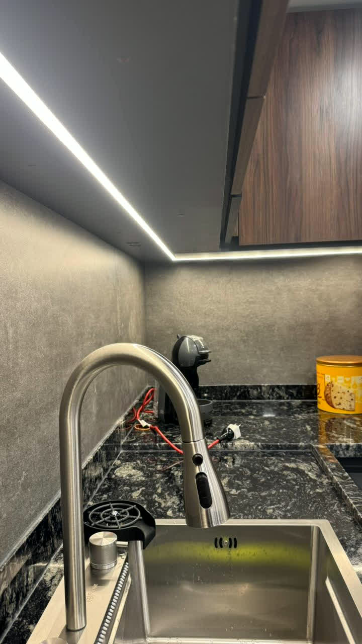 Cocina con mesada de granito y LED