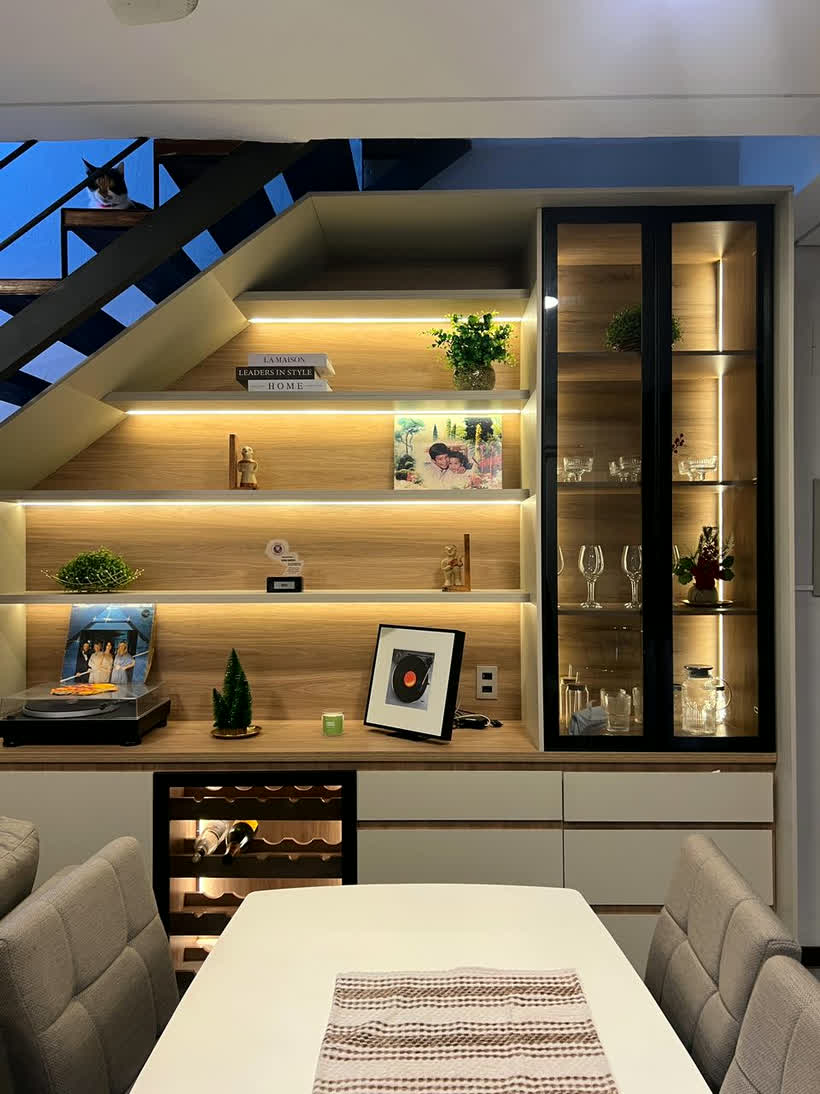 Mueble bajo la escalera con vitrinas iluminadas