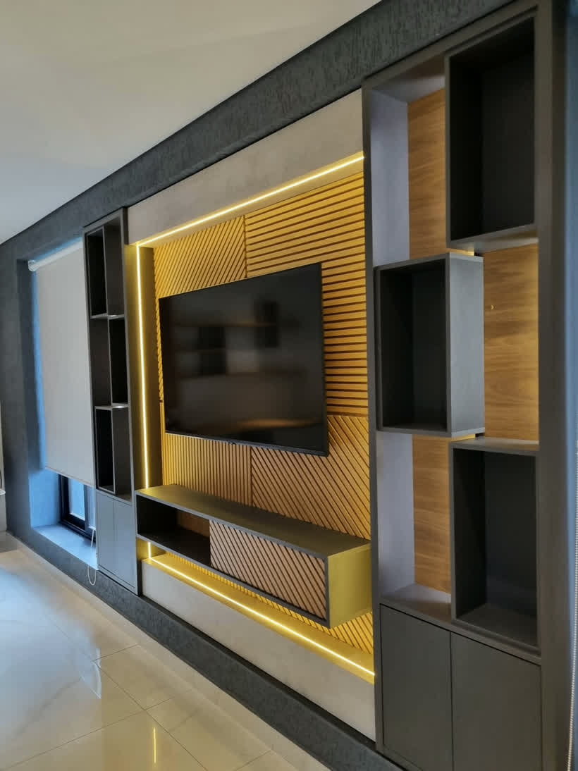 Rack con panel de madera iluminado