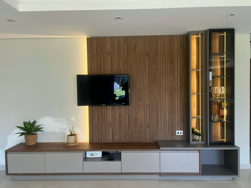 Panel de madera con rack de TV