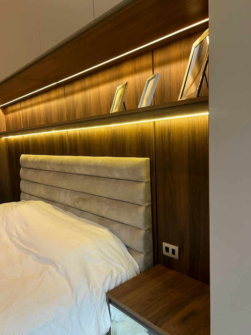 Respaldo de madera con luz LED y estante