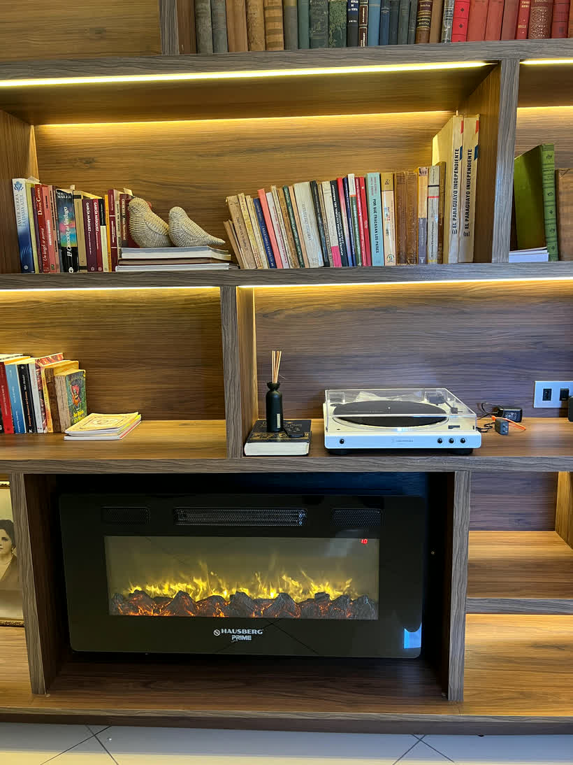Biblioteca con tocadiscos y luz cálida