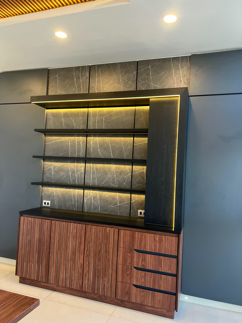 Mueble de bar oscuro con estantes iluminados