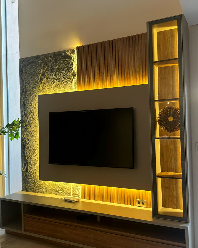 Rack con panel de piedra, varillado de madera y vitrina iluminada